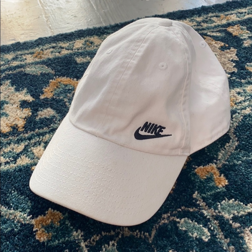 WHITE NIKE HAT